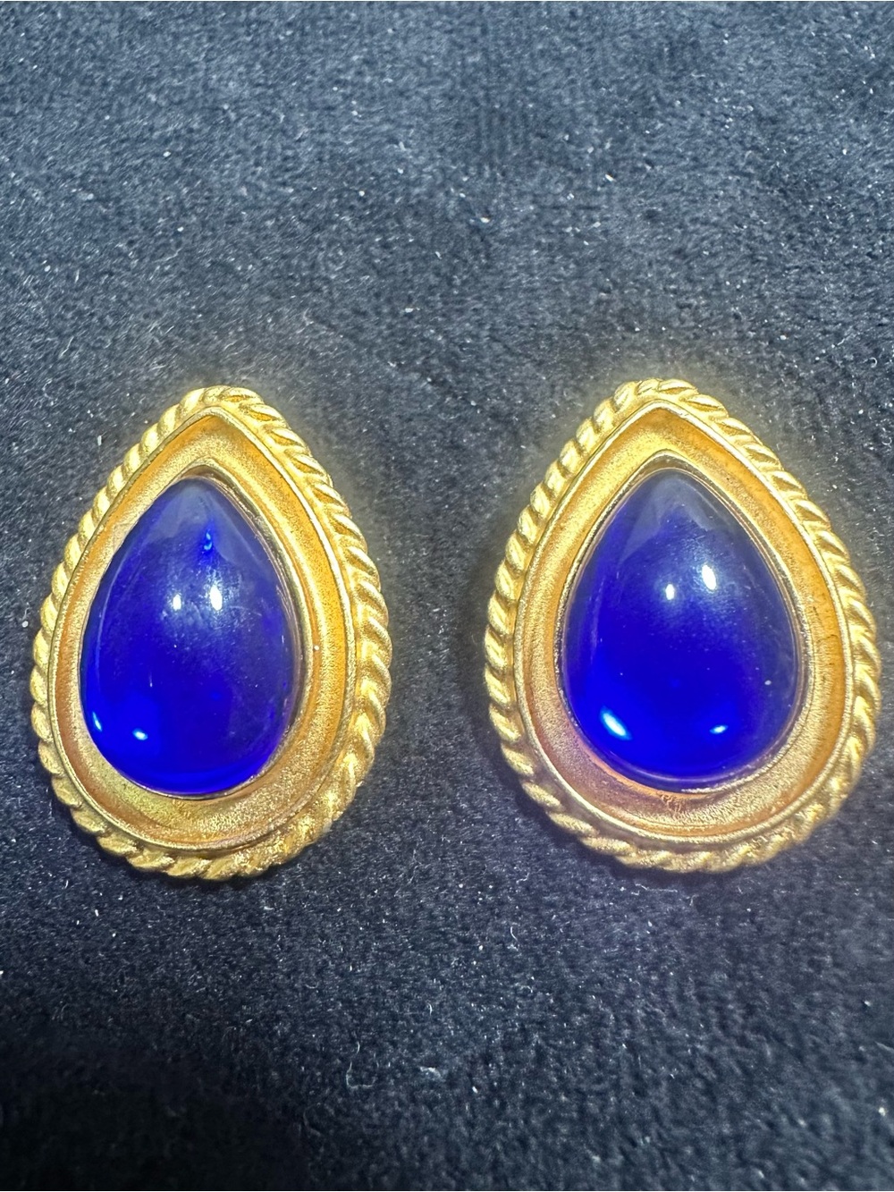 Vtg: Ben-Amun Gold Toned Blue Cabochon Tear Drop Clip On Earrings ••Like New